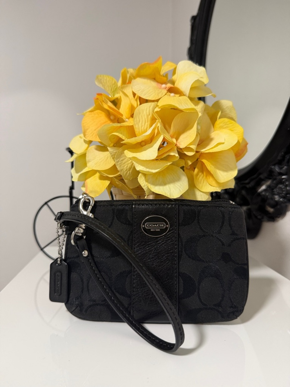 COACH Black Signature Wristlet with Leather Trim 🎀🎀🎀